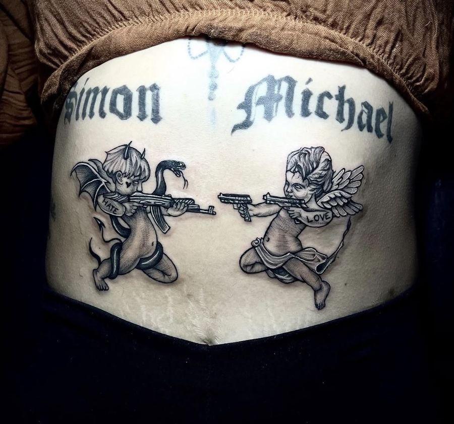 Ángel y demonio apuntándose