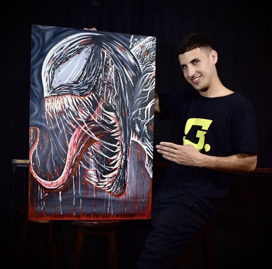 Gonzalo Moreno junto a una pintura de Venom