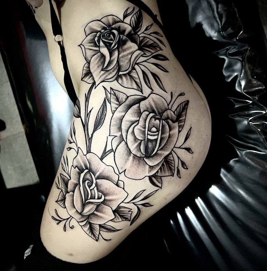 Tres rosas en la cadera