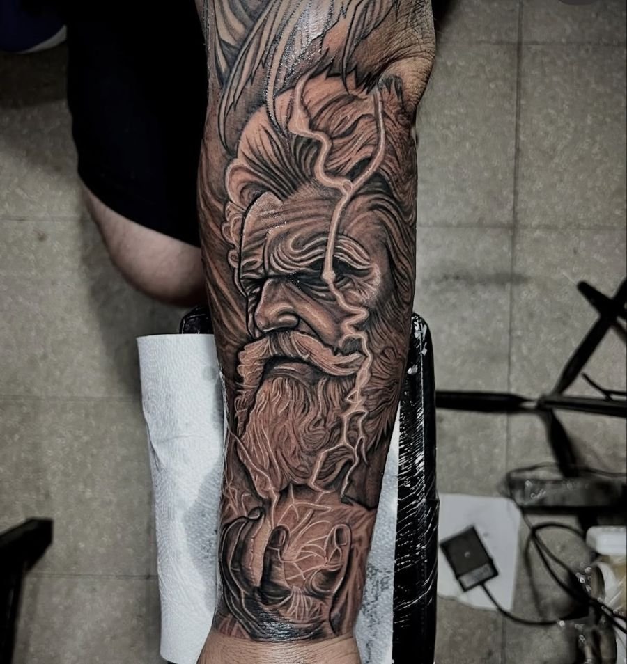 Zeus en el antebrazo